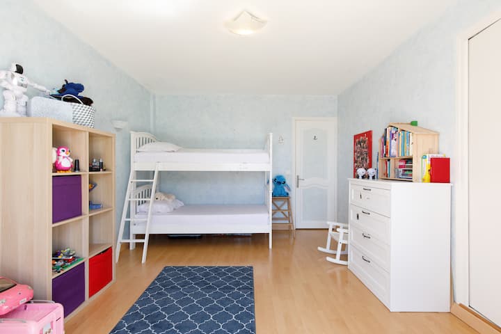 Bienvenido al espacio dedicado a los más jóvenes de nuestra villa provenzal, una habitación lúdica y cómoda diseñada para ofrecer a los niños una estancia inolvidable.