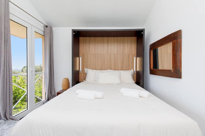 Bienvenido a la dependencia de nuestra villa provenzal, un espacio independiente y encantador diseñado para ofrecer a sus huéspedes o a su familia una experiencia de estancia cómoda y autónoma.