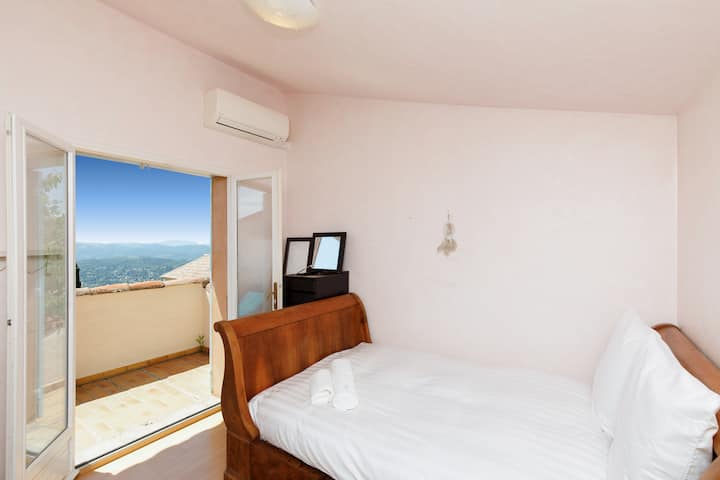 La habitación de invitados está idealmente situada en el primer piso de la villa.
Terraza con vistas al mar y baño privado con ducha.
Cama 130x190cm Ideal para un adulto o dos niños.