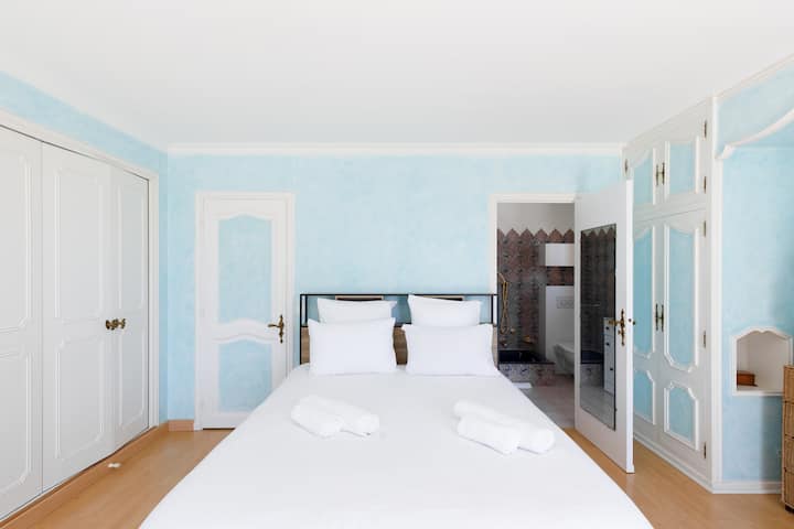 Bienvenido a la habitación principal de nuestra villa provenzal.
Cama King size, vestidor integrado y baño privado.