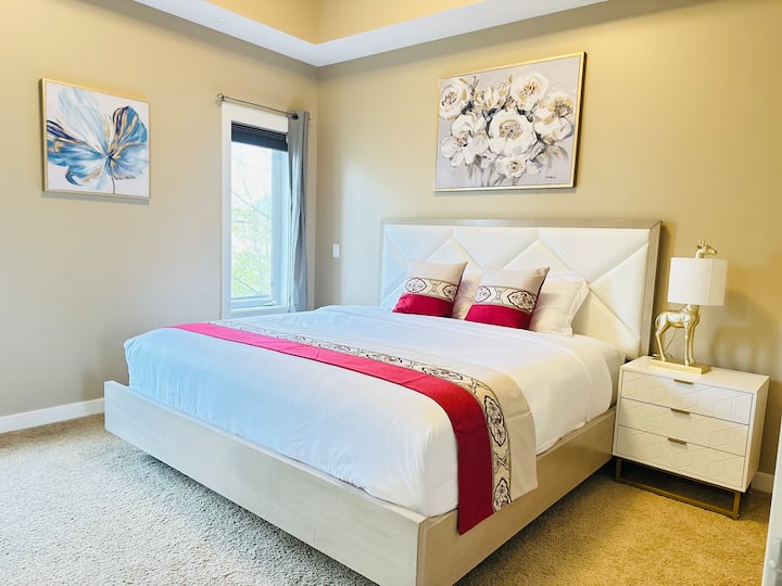 cama tamaño king en el piso principal con gran vestidor y baño completo.