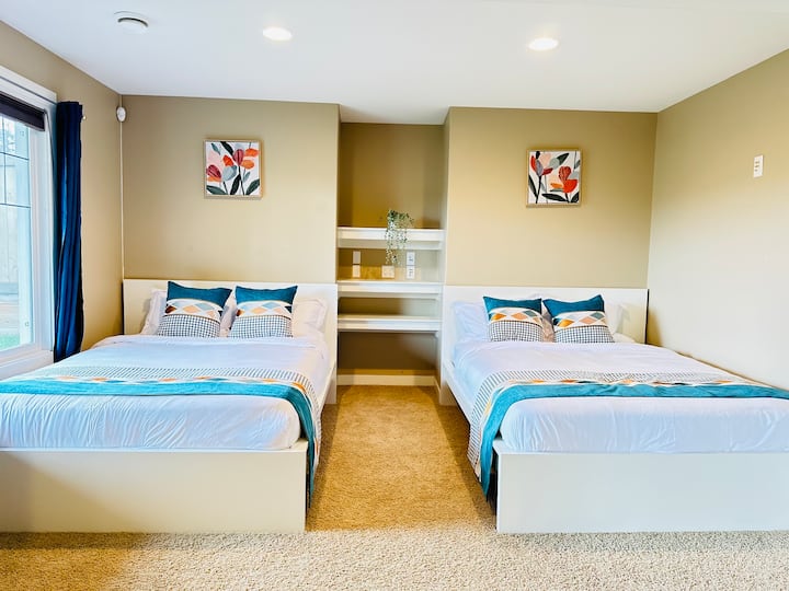 dos camas tamaño queen en el sótano de salida.  Puedes utilizar las dos cortinas blancas para mayor privacidad.