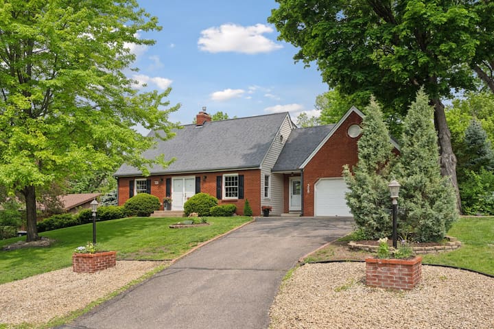 Fenced, mid-century modern gem near MOA&Zoo