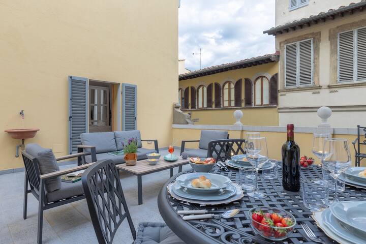 Florence Design apartment with large terrace gallery image 4