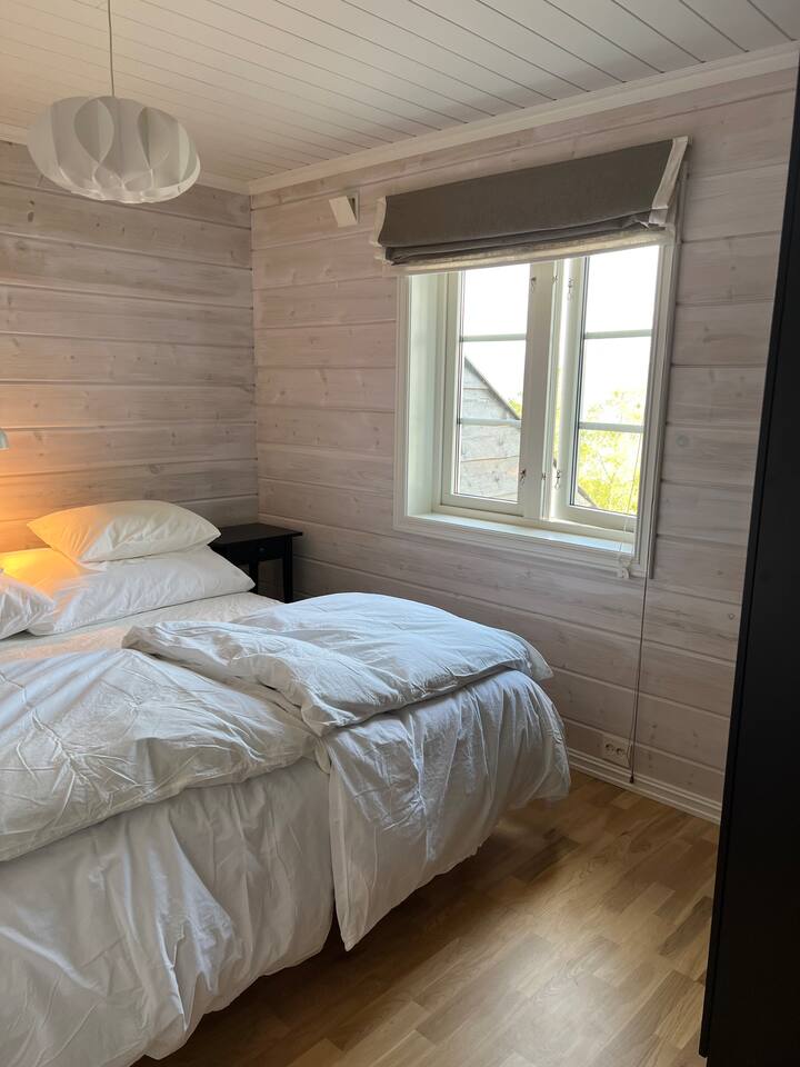 Спалня с южно изложение, приземен етаж.