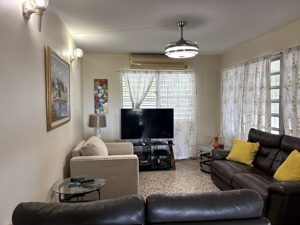 Hili ndilo eneo la sebule ambapo tuna sofa mbili za televisheni na intaneti na muunganisho wa Ethernet. 