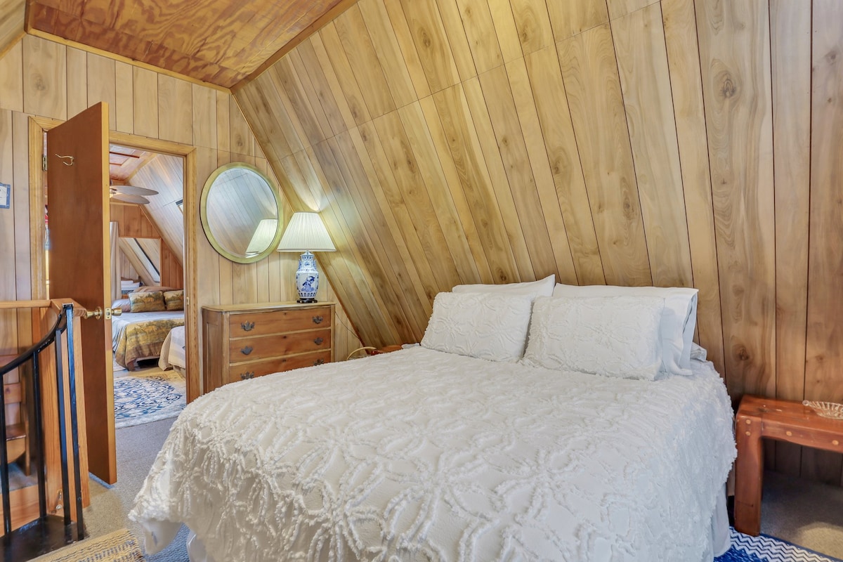 เตียงควีนไซส์ในห้องนอนชั้นบนติดกับห้องนอนที่สอง 