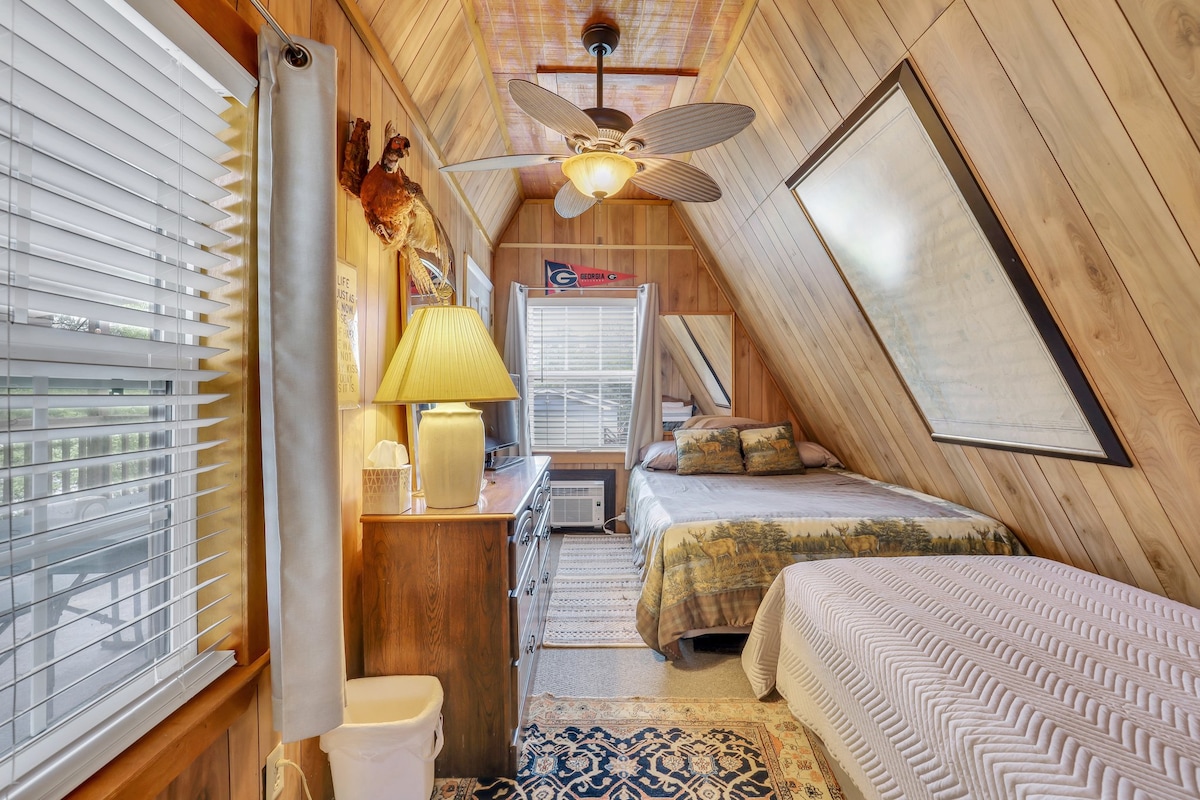 ห้องนอนชั้นบนห้องที่ 2 มีเตียงควีนไซส์และเตียงคู่ ห้องนี้ติดกับห้องนอนที่มีเตียงควีนไซส์เดี่ยว