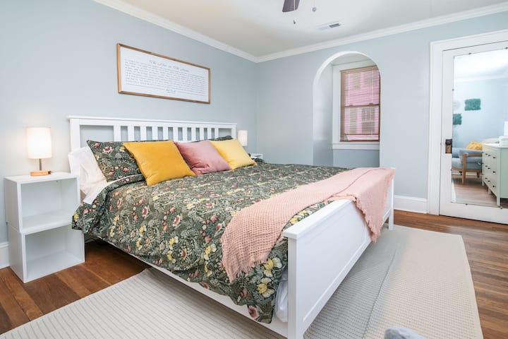 Bienvenue dans notre chambre de jardin anglaise avec un lit king-size et un coin salon cosy. 