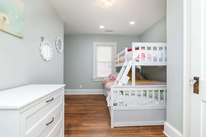 Bienvenue dans la Dandelion Room, un espace fantaisiste avec un lit superposé (lits jumeaux) avec un lit gigogne gigogne pour des options de couchage supplémentaires. Veuillez noter que l'accès au 3e étage se fait par cette pièce.