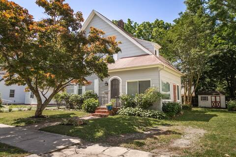 Charming Cottage by the Park