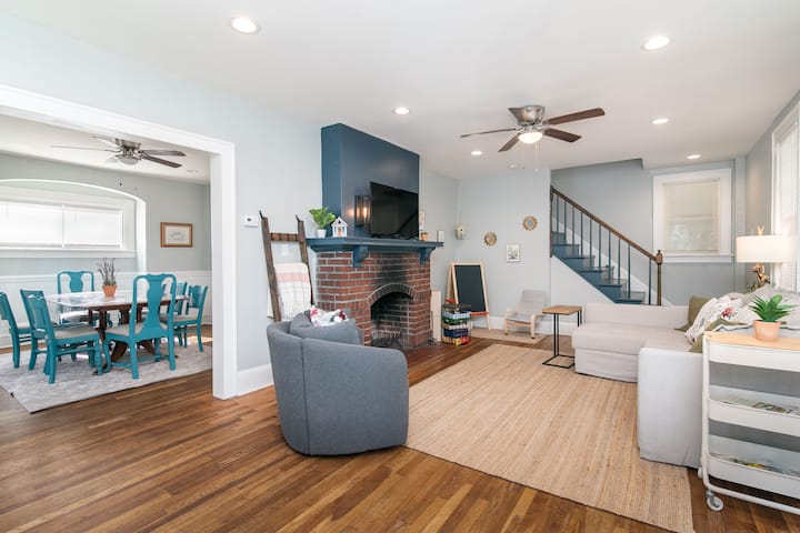 Profitez d'un moment de détente sur notre canapé confortable et notre chaise pivotante pendant que vos enfants s'amusent dans leur propre charmant coin jeu. (Pas de soucis, on a aussi des jeux pour les « grands enfants » !)