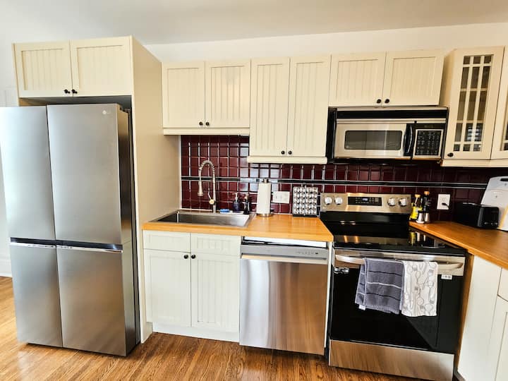 3-floor Apartment Near Downtown & Beach - Cobourg
