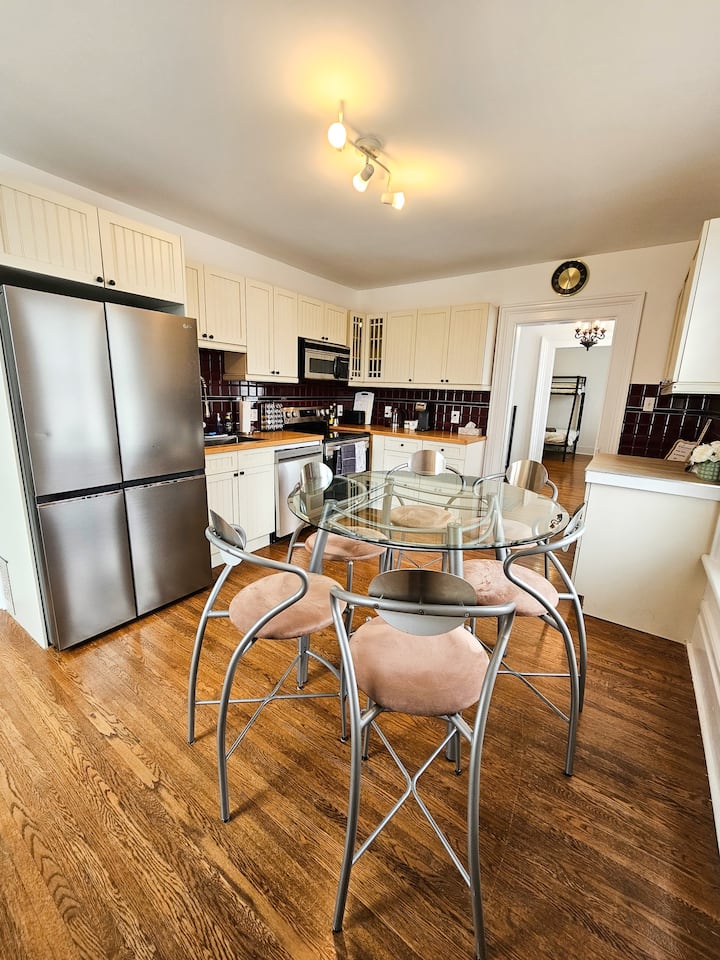 3-floor apartment near downtown & beach