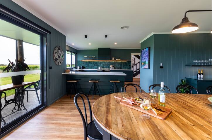 Mannerim Vineyard – Big House gallery image 5