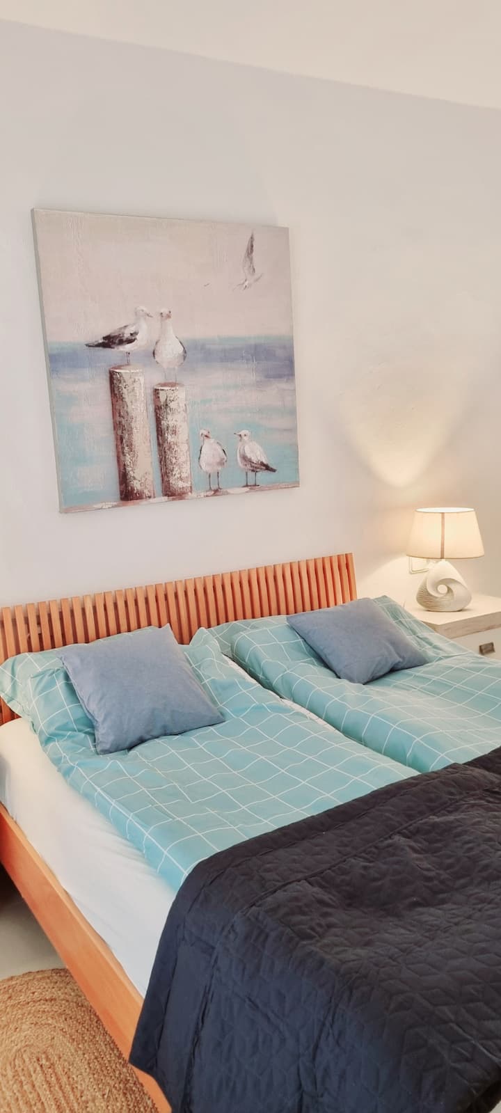 Um quarto superior com uma cama de casal confortável, belas mesas e lâmpadas atmosféricas. O quarto também tem um grande armário.