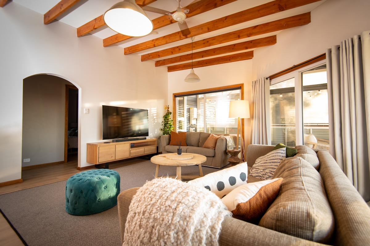 Successful Airbnb property: The Blue Hut at Sellicks Beach in Adelaide