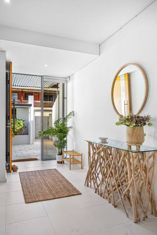 Luxury Coastal Townhouse: 130m to Cottesloe Beach! gallery image 5