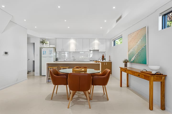 Luxury Coastal Townhouse: 130m to Cottesloe Beach! gallery image 2