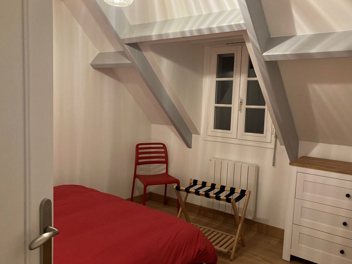 Dhomë gjumi kryesore me krevat dopio "queen" (2 jastëkë dhe një edredon)
1 tavolinë + abazhur pranë krevatit 
Një komodinë
Një karrige
Mbajtësi i bagazheve (për të shmangur vendosjen e tyre në krevat!)