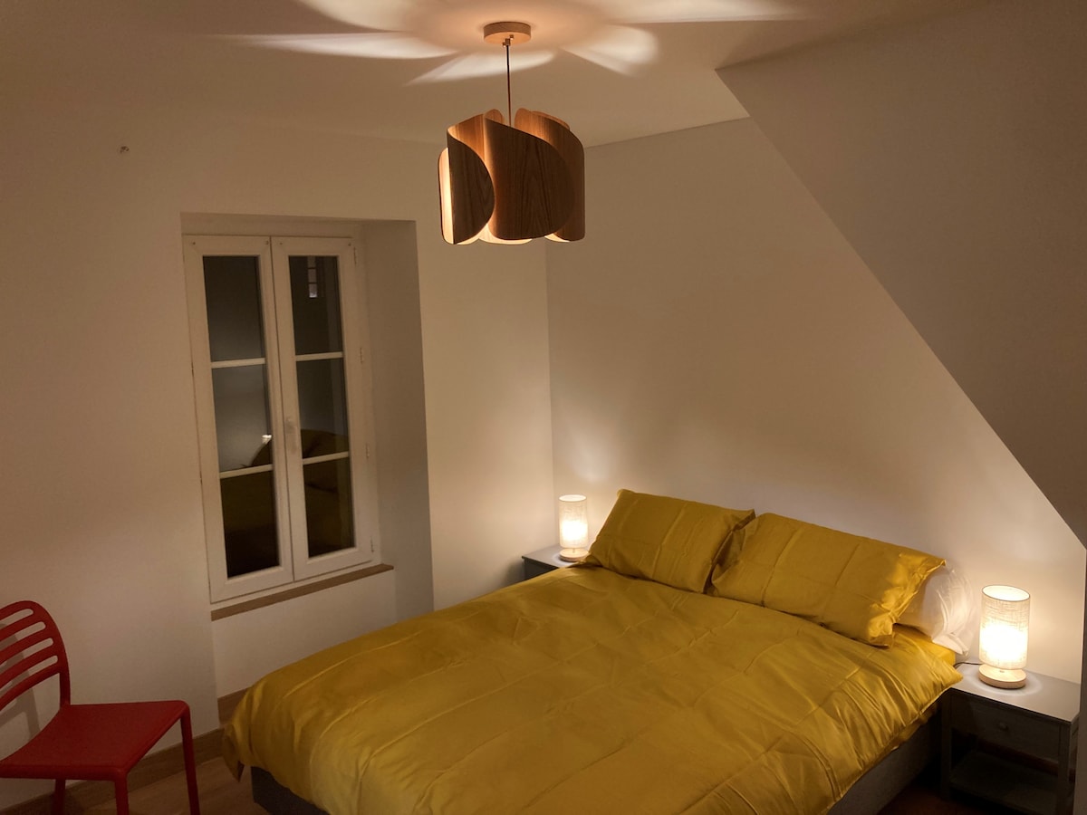 Dhomë gjumi kryesore me krevat dopio "queen" (2 jastëkë dhe një edredon)
2 tavolina + abazhurë pranë krevatit 
Një komodinë
Një dollap me gardërobë
Karrige + raft valixhesh (për të mos e vendosur në krevat!)
hyrje e drejtpërdrejtë në banjë nga dhoma e gjumit
