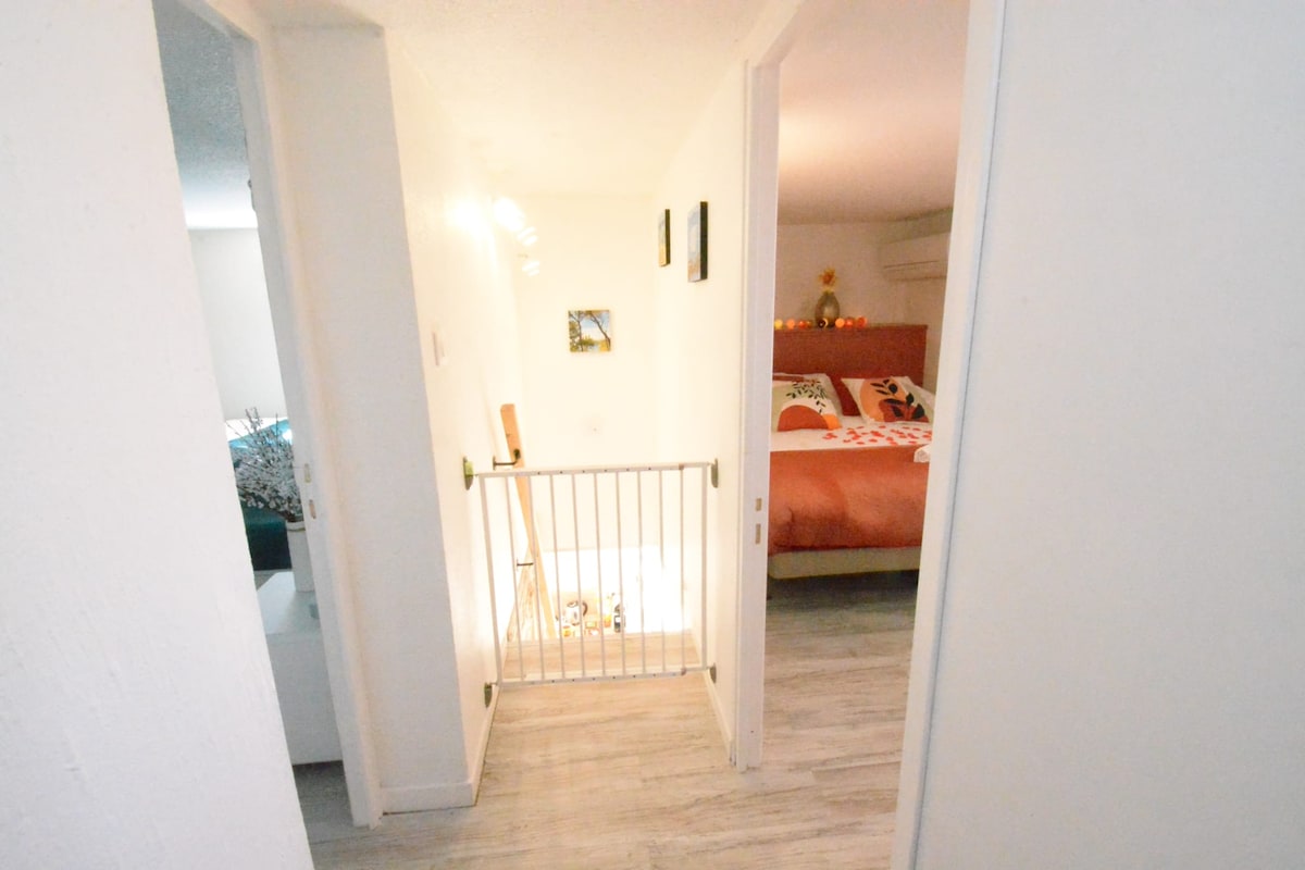 ประตูนิรภัยสำหรับเด็กสำหรับชั้นบน โปรดทราบ 2 ห้องนอนความสูงเพดานชั้นบน 1 ม .78 วิวทะเลจาก 2 ห้องนอน