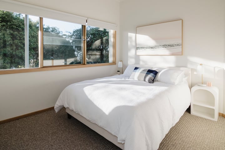 楼下3号卧室配有标准双人床。内置橱柜。