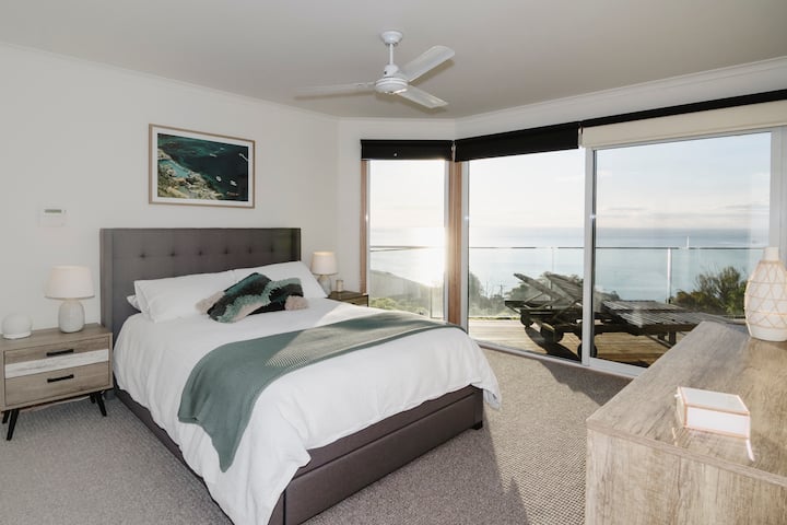 主卧配备标准双人床。  全景海景。位于楼上。