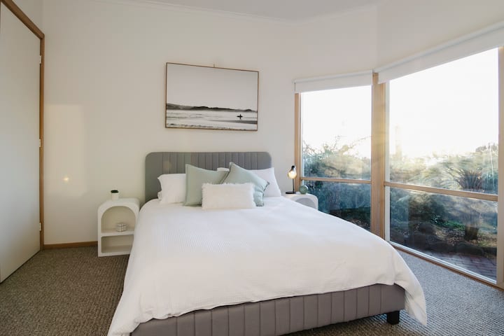 楼下2号卧室，配有标准双人床。  从这间客房可欣赏海景。  从滑动门到后院。