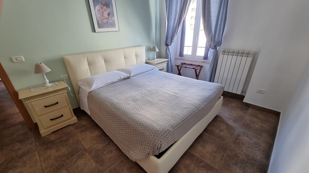 Зелена соба со брачен кревет