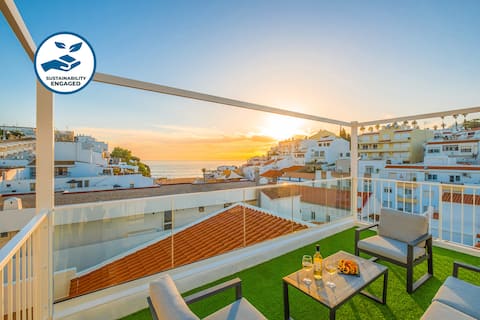 Located in the heart of Carvoeiro, renovated