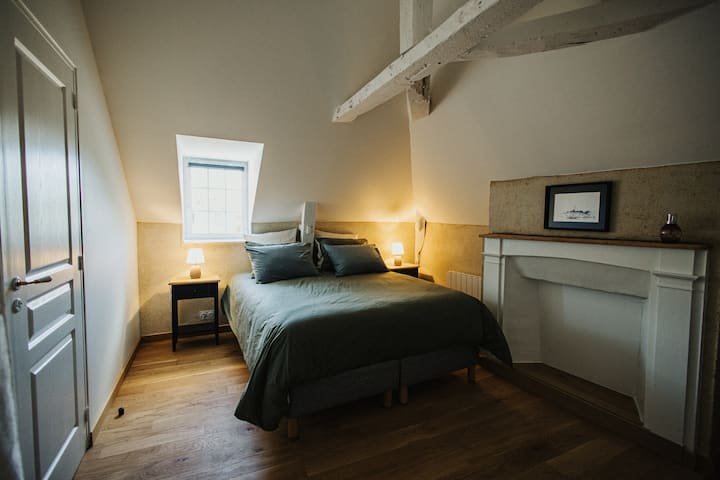 Spavaća soba 1 je najprostranija. Ima kvalitetan bračni krevet (Sofitel kvalitetan Epeda krevet i madrac) te radni stol i ormar. Na zahtjev su vam na raspolaganju suncobran, madrac i plahte.