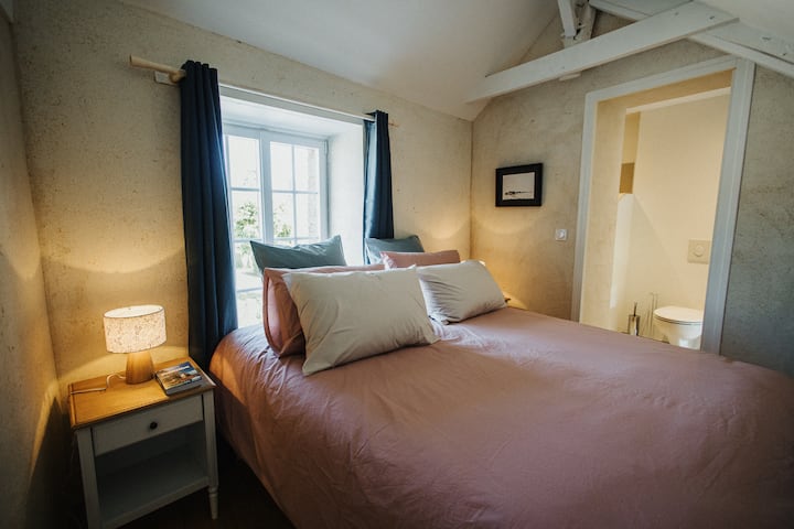 Spavaća soba 2 intimnija je i do nje se dolazi prilično strmim japanskim stubištem. Također ima visokokvalitetan bračni krevet (Sofitel quality Epeda bed base and madrac). 