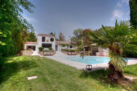 Modern villa with pool in Aix