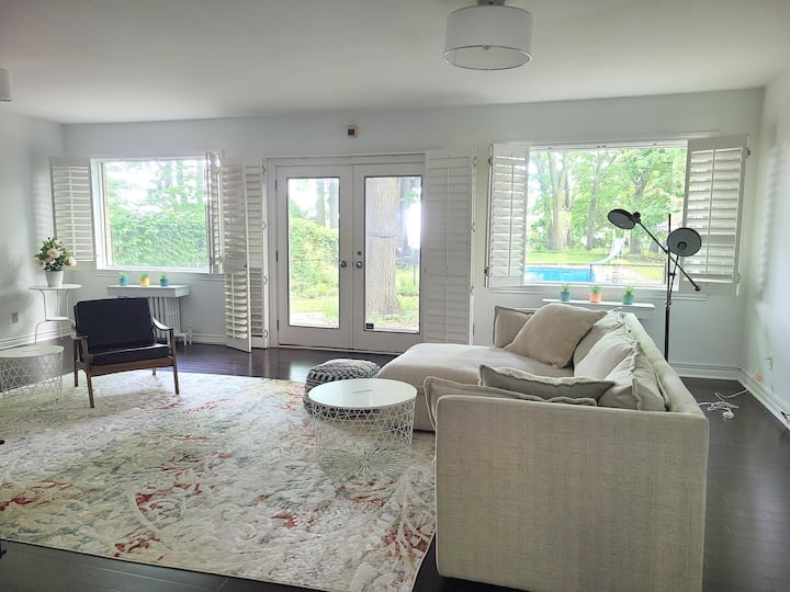 สวัสดีสวยมาก!
เมื่อคุณกำลังมองหาสถานที่พักผ่อนและผ่อนคลายไม่มีอะไรดีไปกว่าห้องนั่งเล่นที่ดีและสะดวกสบาย คุณสามารถนอนเอกเขนกบนโซฟาพร้อมผ้าห่มและหนังสือดีๆหรือนั่งที่โต๊ะกาแฟของคุณกับเพื่อนๆเพื่อเล่นเกม