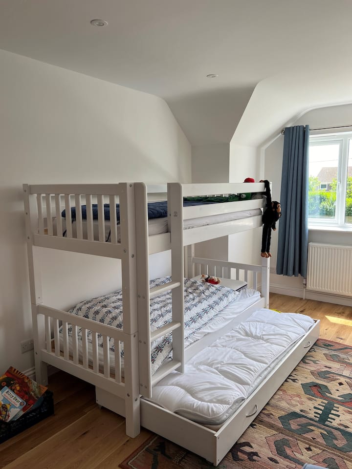 Krevate marinarë me krevat me dalje (lart)