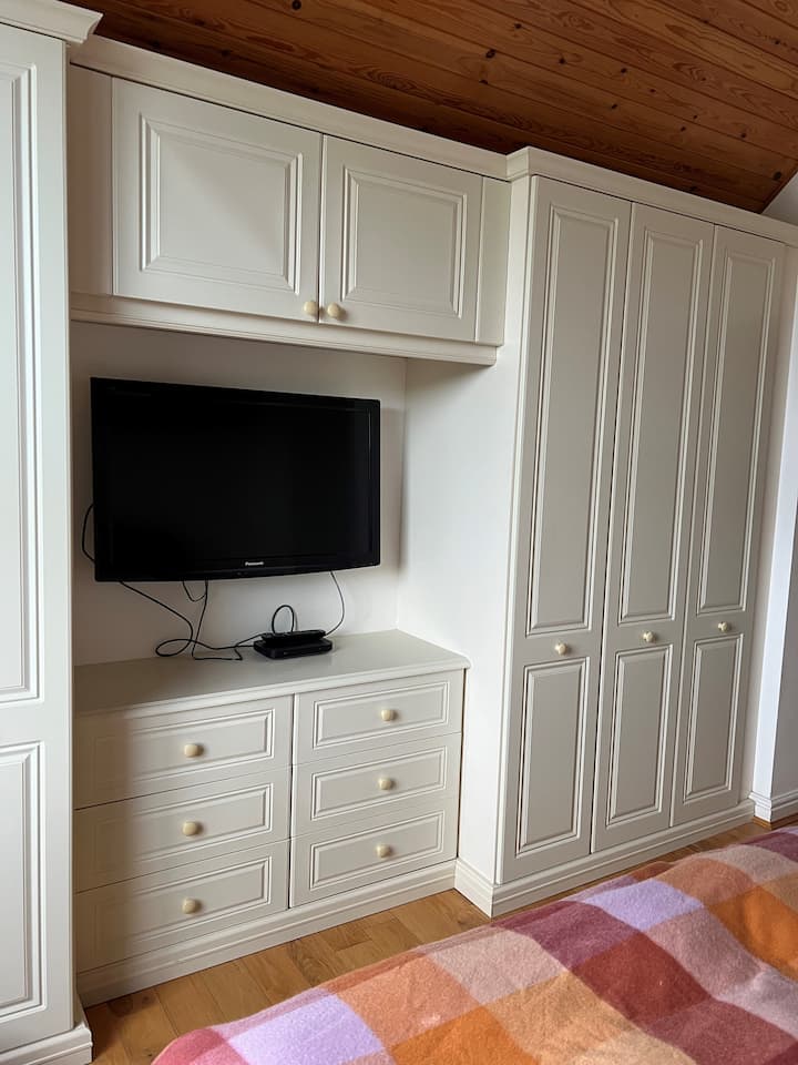 Dhomë gjumi kryesore me televizor të lidhur me Sky, Netflix dhe Disney