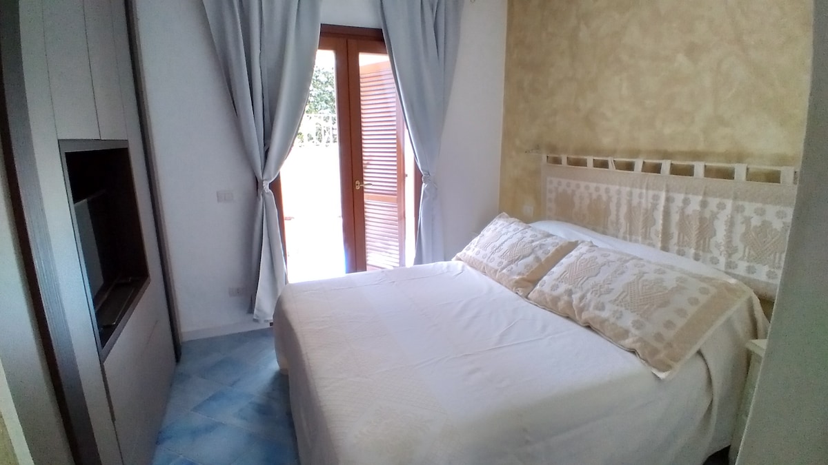 חדר שינה עם מיטת קווין סייז.