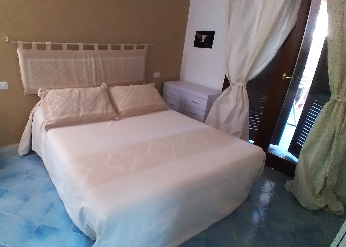 חדר שינה עם מיטת קינג סייז