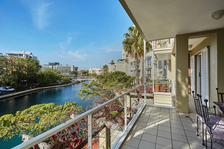 102 Ellesmere Marina Waterfront King bed