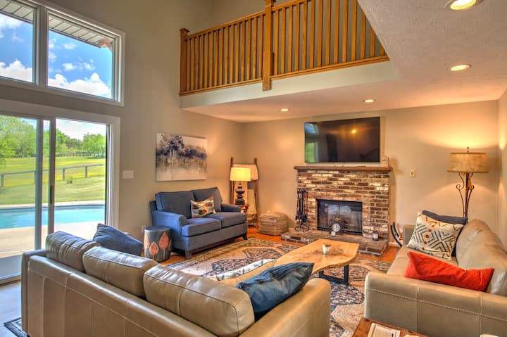 4BR Farm~Bourbon Trail~private heated pool~horses - Farm stays for