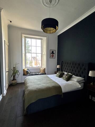 Central & Stylish 2 Bed Full Apartment gallery image 2