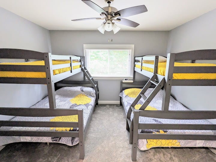 Dos camas individuales con literas completas