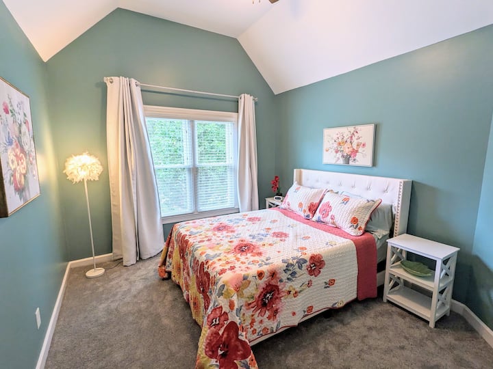 ¡La habitación queen tiene cortinas opacas para el sueño definitivo!