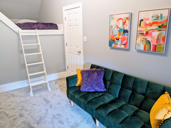 El quinto dormitorio tiene un área doble elevada y un salón.