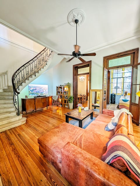 Top Airbnb: 4BR Classic Elegance with Rooftop Pool · Sleeps 8 in Chacarita