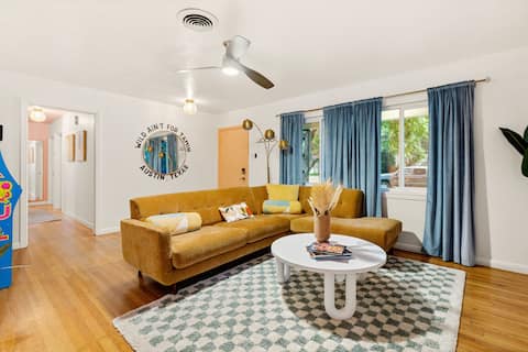 Top performing Airbnb: Heated Pool • Sand V'ball • Mins>DT • Sleeps 10 in South Lamar