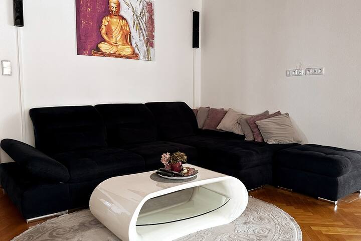 Dhoma e ndenjjes me hapësirë të bollshme të fton të qëndrosh. Ajo ka një televizor me ekran të sheshtë dhe një divan të rehatshëm që flenë deri në dy persona.