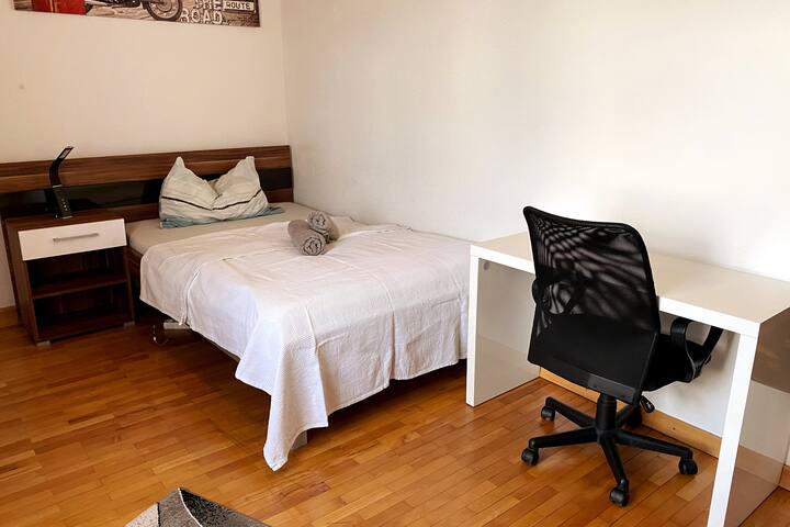 Dhomë gjumi me krevat të madh tek, porosi shtesë e disponueshme.