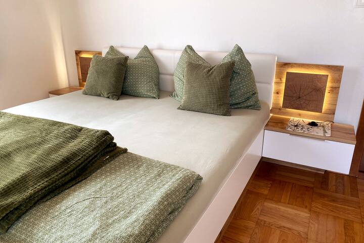 Dhomë gjumi e ndritshme me krevat dopio. Dhoma është e mobiluar me dashuri dhe ofron shumë hapësirë magazinimi.